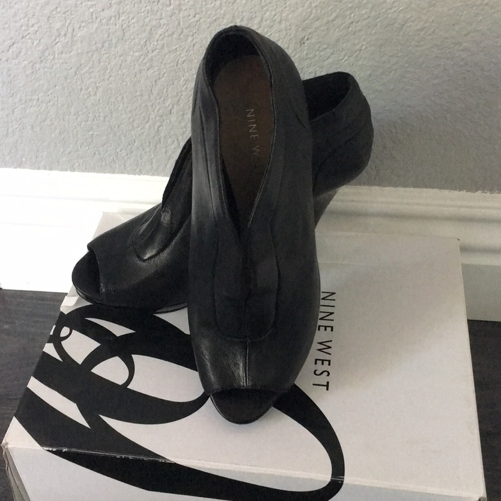 Nine Weet Pendanto Black peep toe bootie